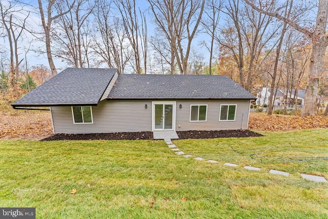 view of front of house featuring a front lawn