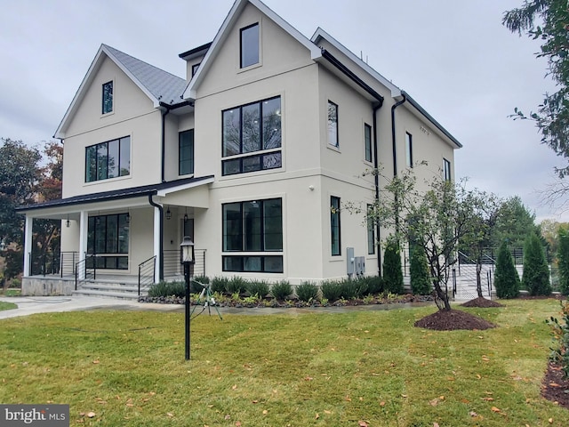 view of front of home featuring a front lawn