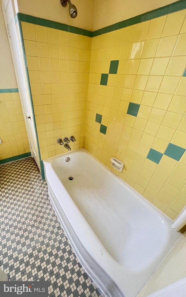 bathroom featuring tile walls