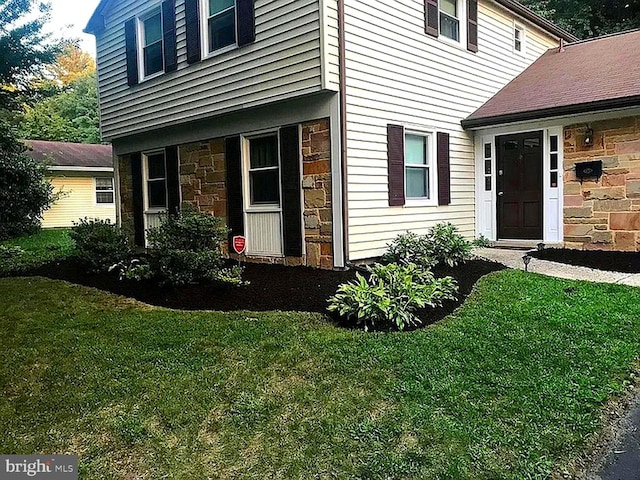 property entrance featuring a yard