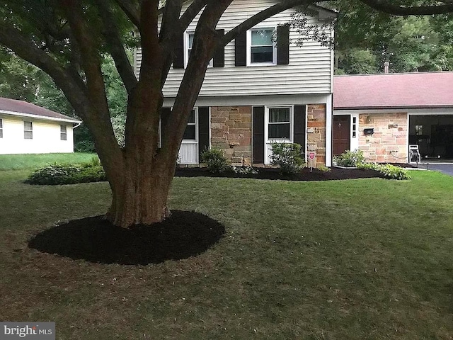 view of front facade with a front lawn