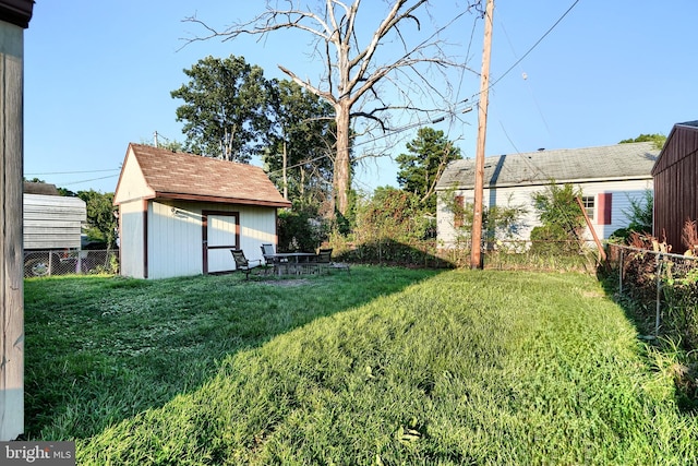 view of yard with a storage unit