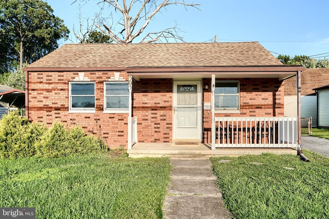 view of front of house featuring a porch and a front yard