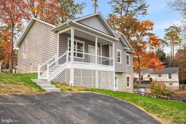 view of front facade with covered porch