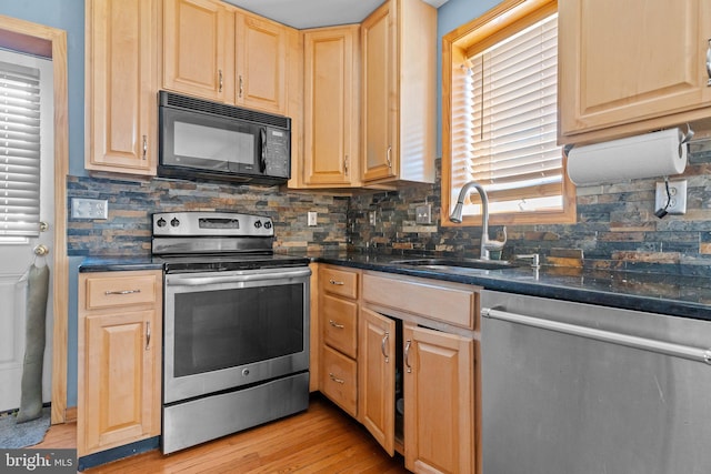 kitchen featuring light hardwood / wood-style floors, sink, a healthy amount of sunlight, and stainless steel appliances