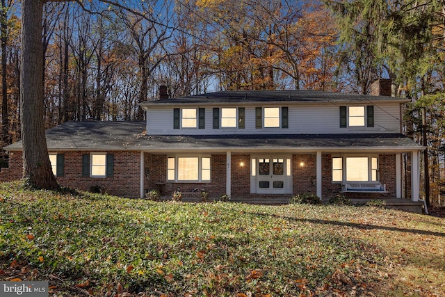 front facade featuring a front yard