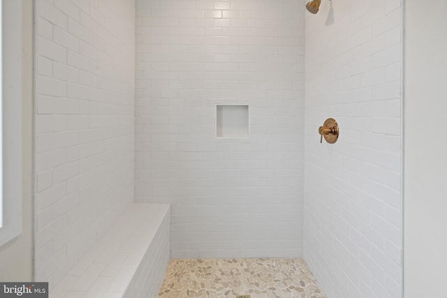 bathroom featuring tiled shower