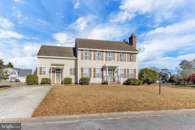 colonial house featuring a front yard