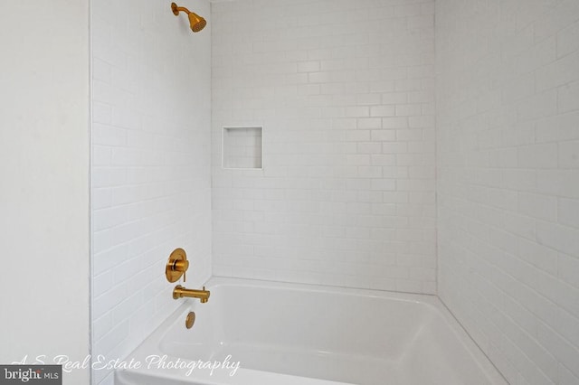 bathroom with tiled shower / bath combo