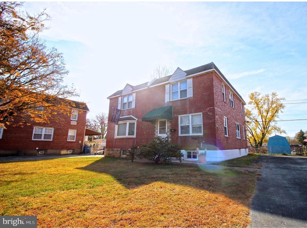 view of front of house featuring a front yard