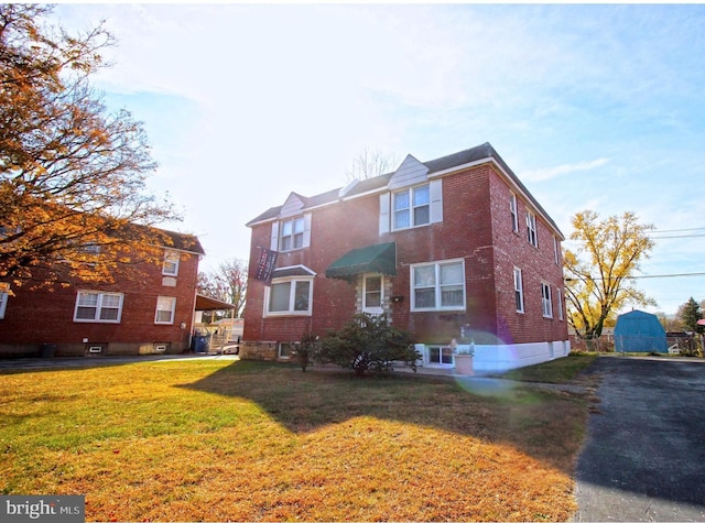 view of front of house featuring a front yard