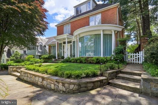 view of front of house with a front yard