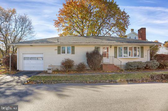 ranch-style home featuring a garage