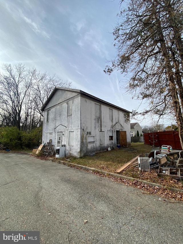 view of outbuilding