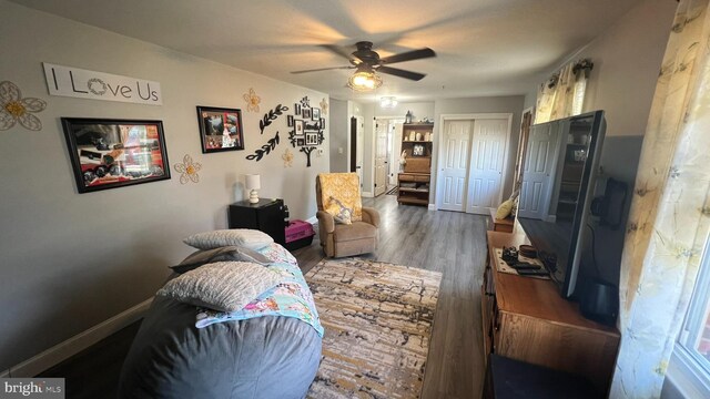 14 Buttonwood Rd, Stratford, NJ 08084 - living area with wood finished floors and ceiling fan