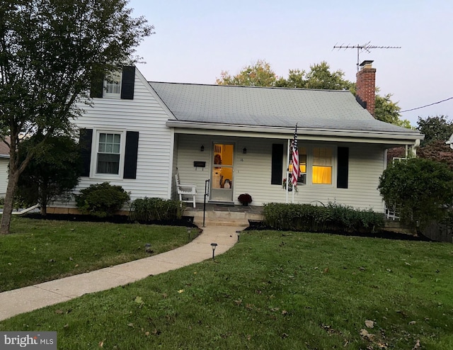 view of front of property featuring a front yard and covered porch