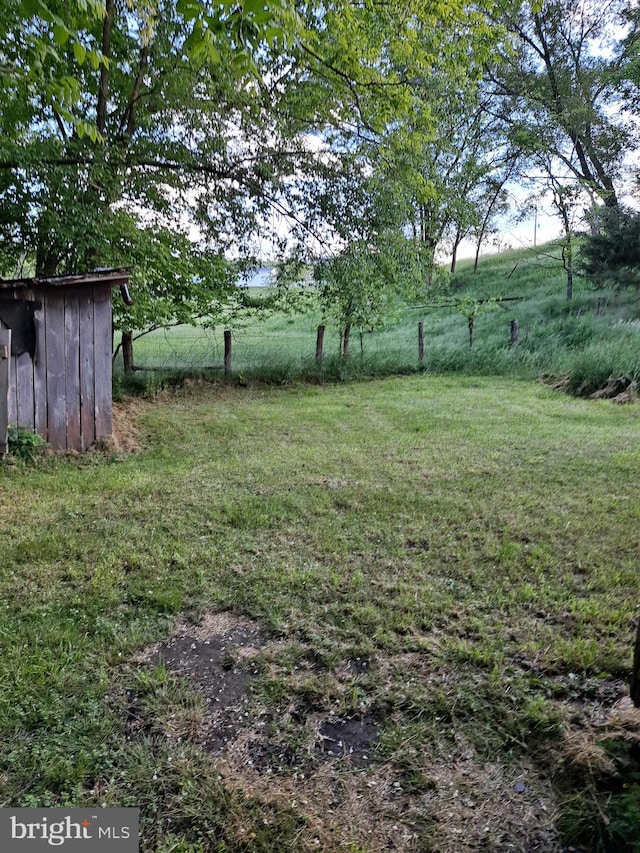 view of yard featuring a rural view