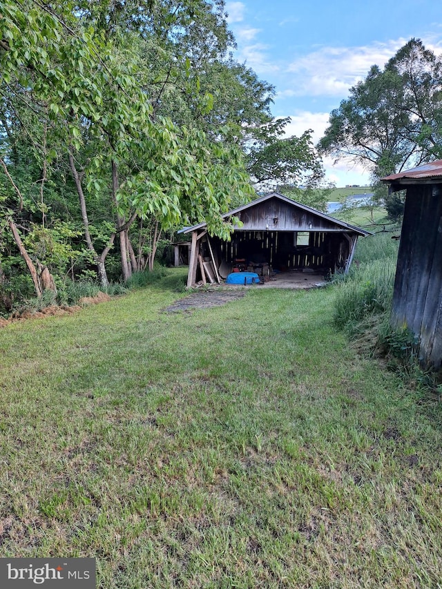 view of yard featuring an outbuilding