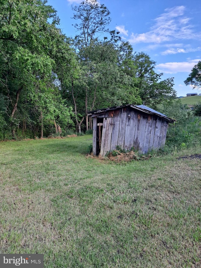 view of outdoor structure with a yard