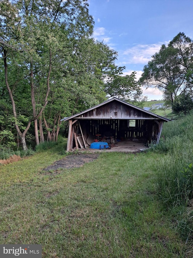 view of yard featuring an outbuilding