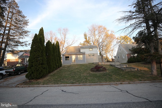 view of front of home featuring a front yard