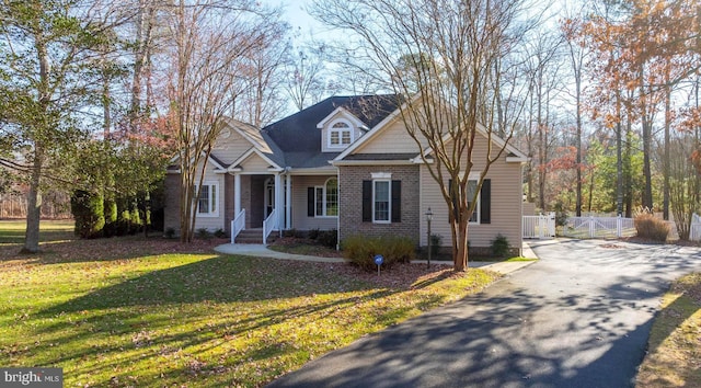 view of front of property featuring a front yard