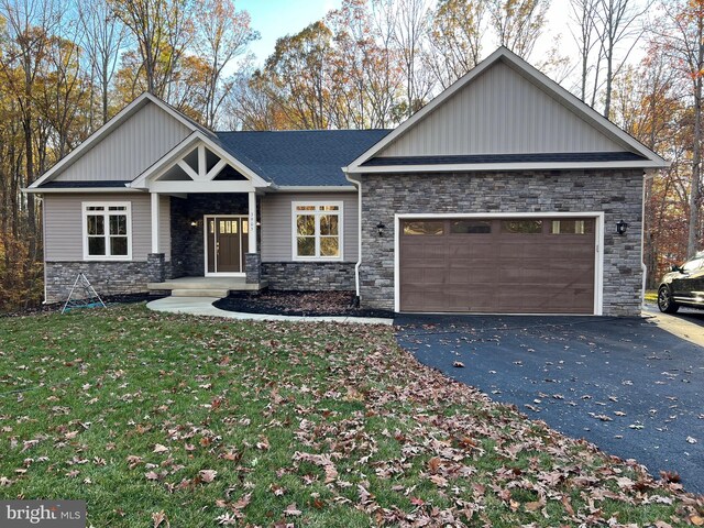 view of front facade featuring a front yard and a garage