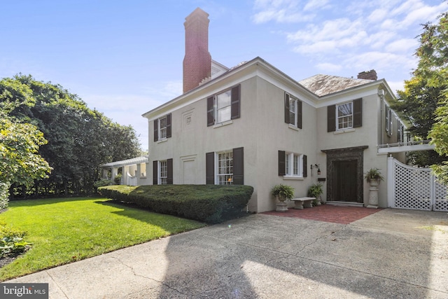 view of front of home with a front lawn