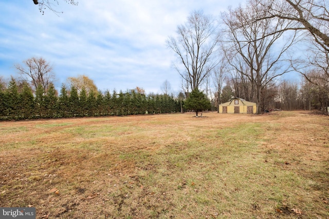 view of yard featuring an outbuilding