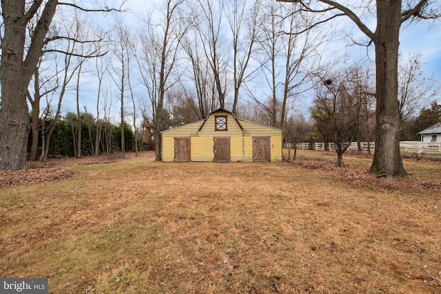 view of yard with an outbuilding