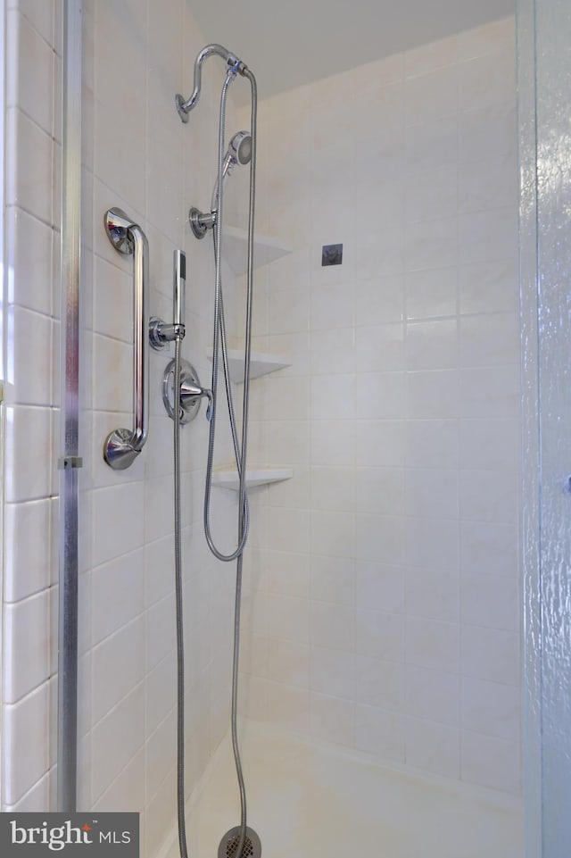 bathroom featuring tiled shower