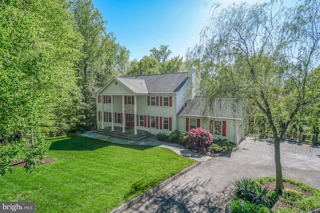 view of front of home featuring a front yard