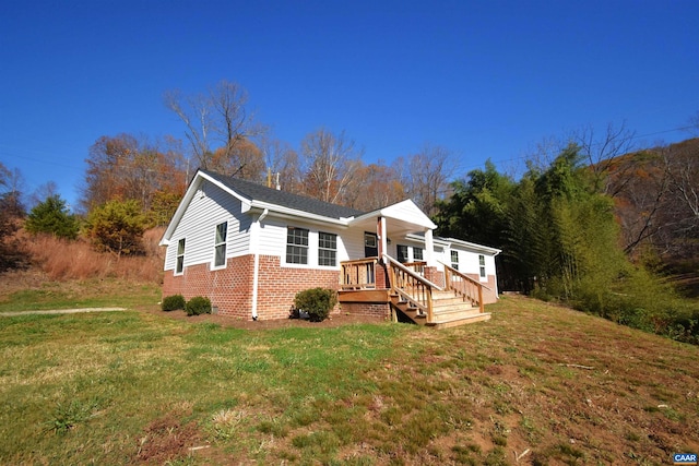 view of front facade featuring covered porch and a front yard