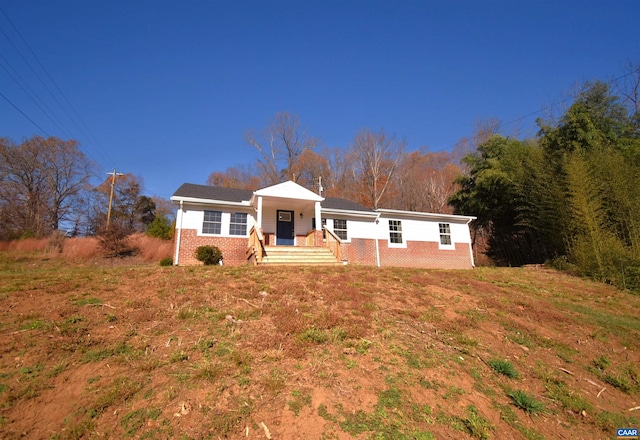 ranch-style home featuring a front lawn