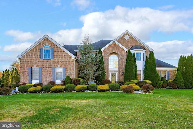 front facade featuring a front yard