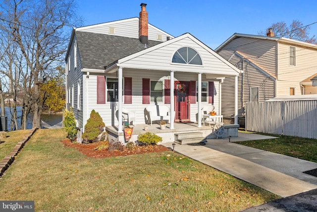 view of front facade featuring a front yard and a porch