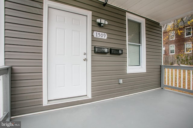 entrance to property featuring covered porch