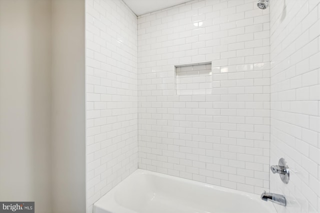 bathroom featuring tiled shower / bath combo