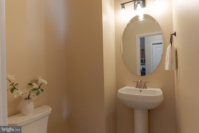 bathroom featuring toilet