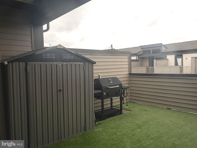 view of yard featuring a storage shed