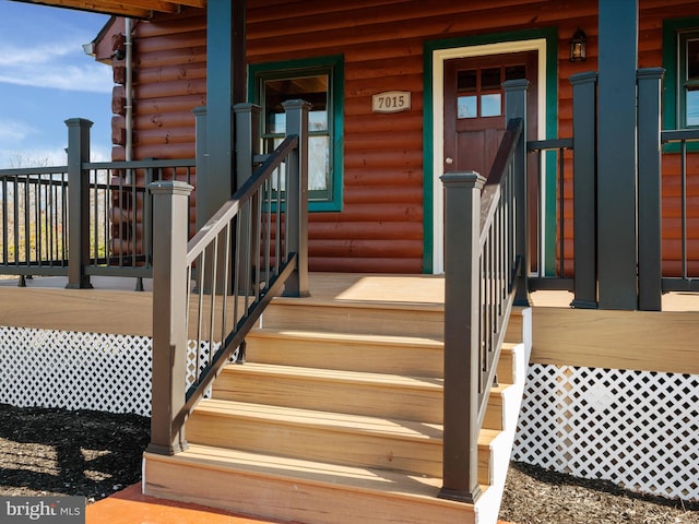 entrance to property featuring covered porch