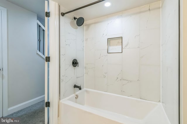 bathroom with tiled shower / bath combo