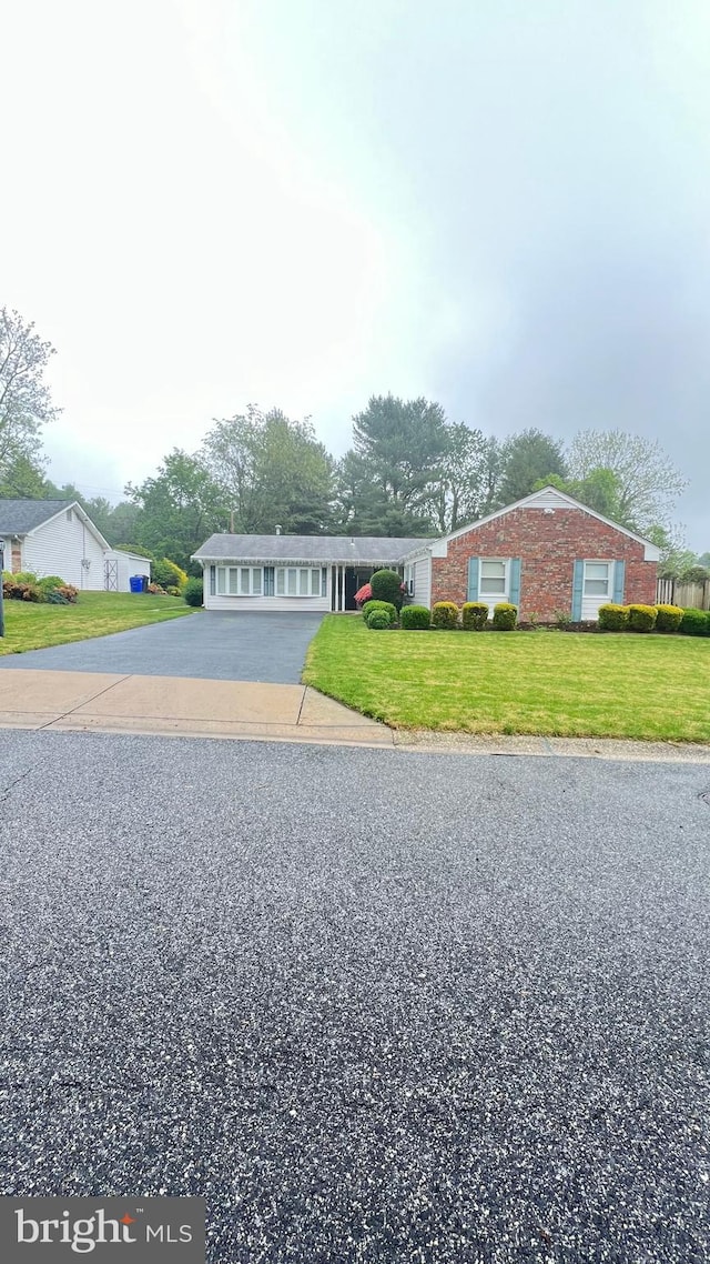 view of front of home featuring a front lawn