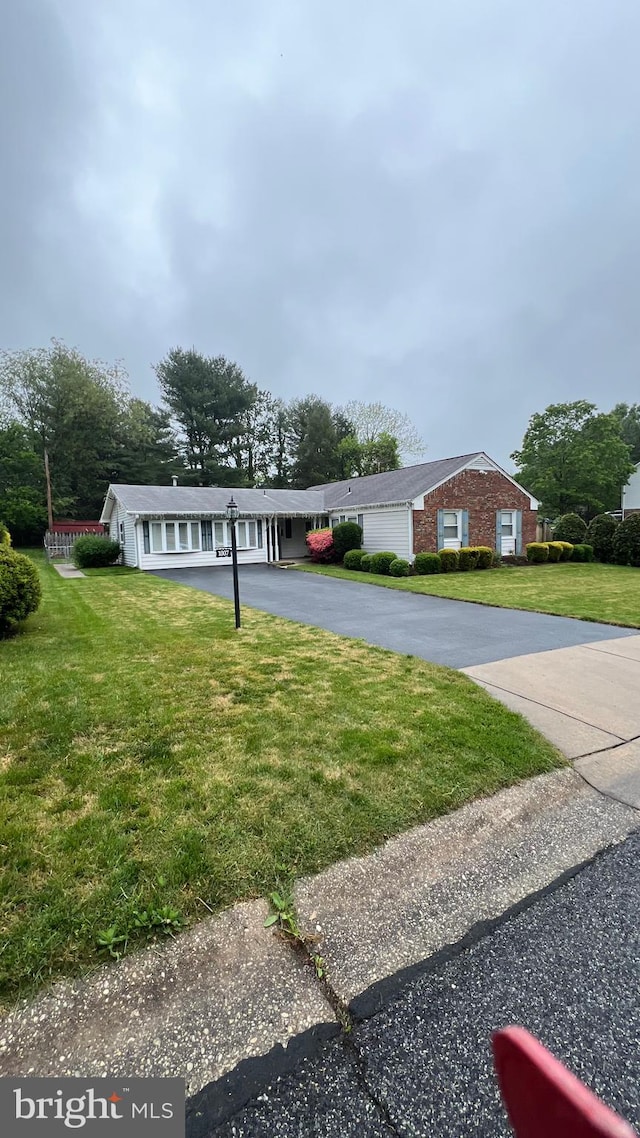 single story home with a front yard