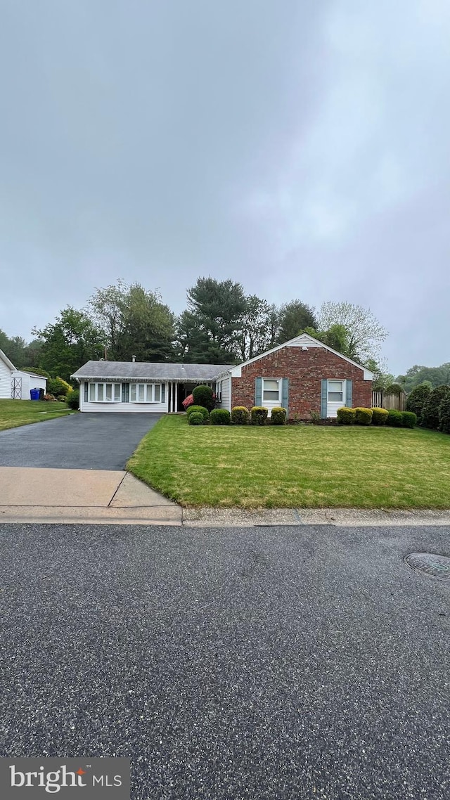 single story home featuring a front yard