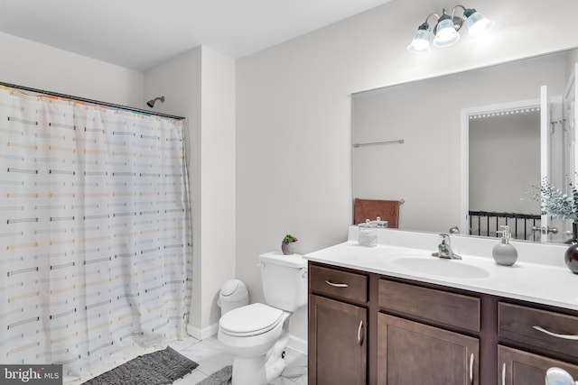 bathroom with a shower with curtain, vanity, and toilet