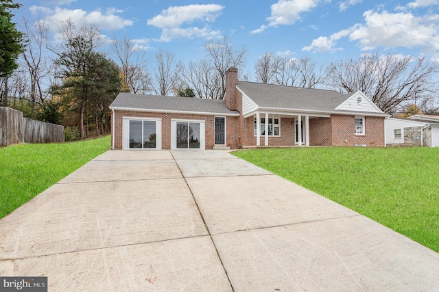 single story home with a front yard