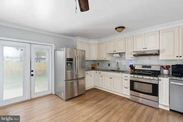 kitchen featuring stainless steel appliances, crown molding, light hardwood / wood-style floors, and sink