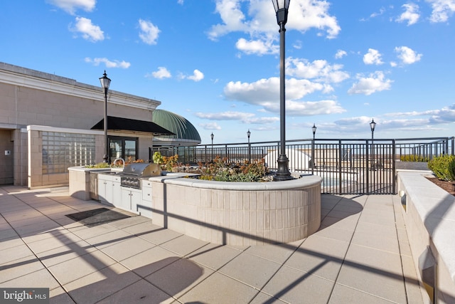 view of patio with an outdoor kitchen and grilling area