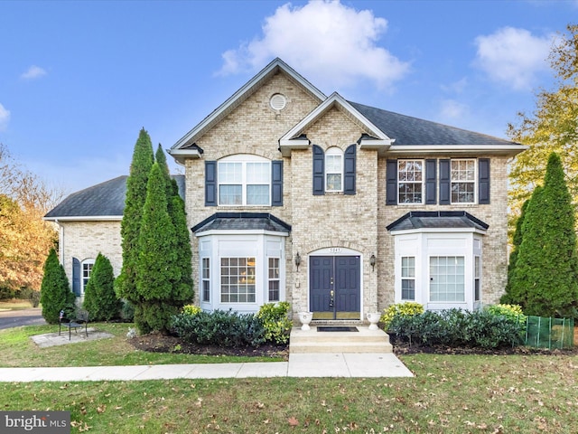 view of front of property featuring a front lawn